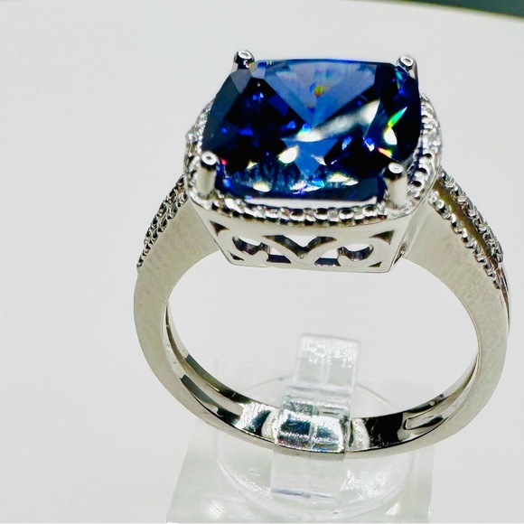 Tanzanite 5 Carat Gemstone Set in 925 Sterling Silver - Picture 4 of 8